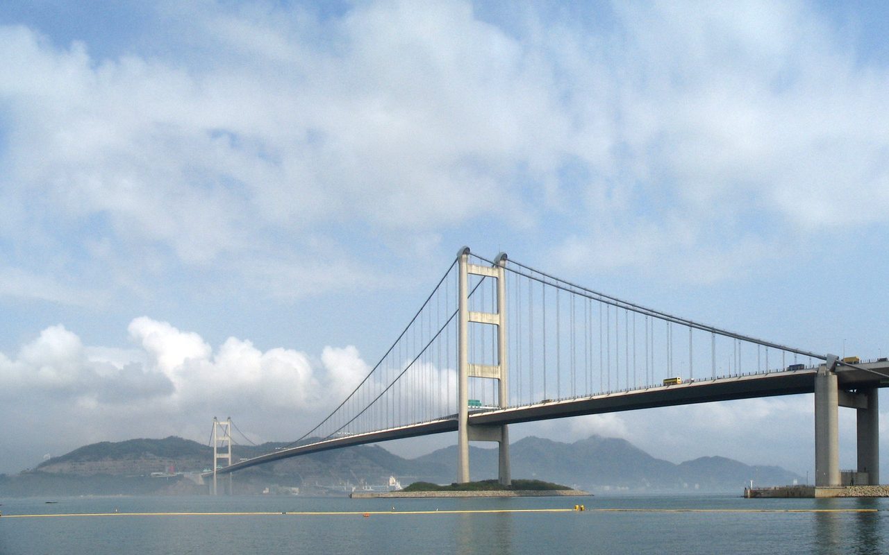 青馬大橋,馬灣東灣望出。橋面上有巴士。照片:Minghong,CC BY-SA。